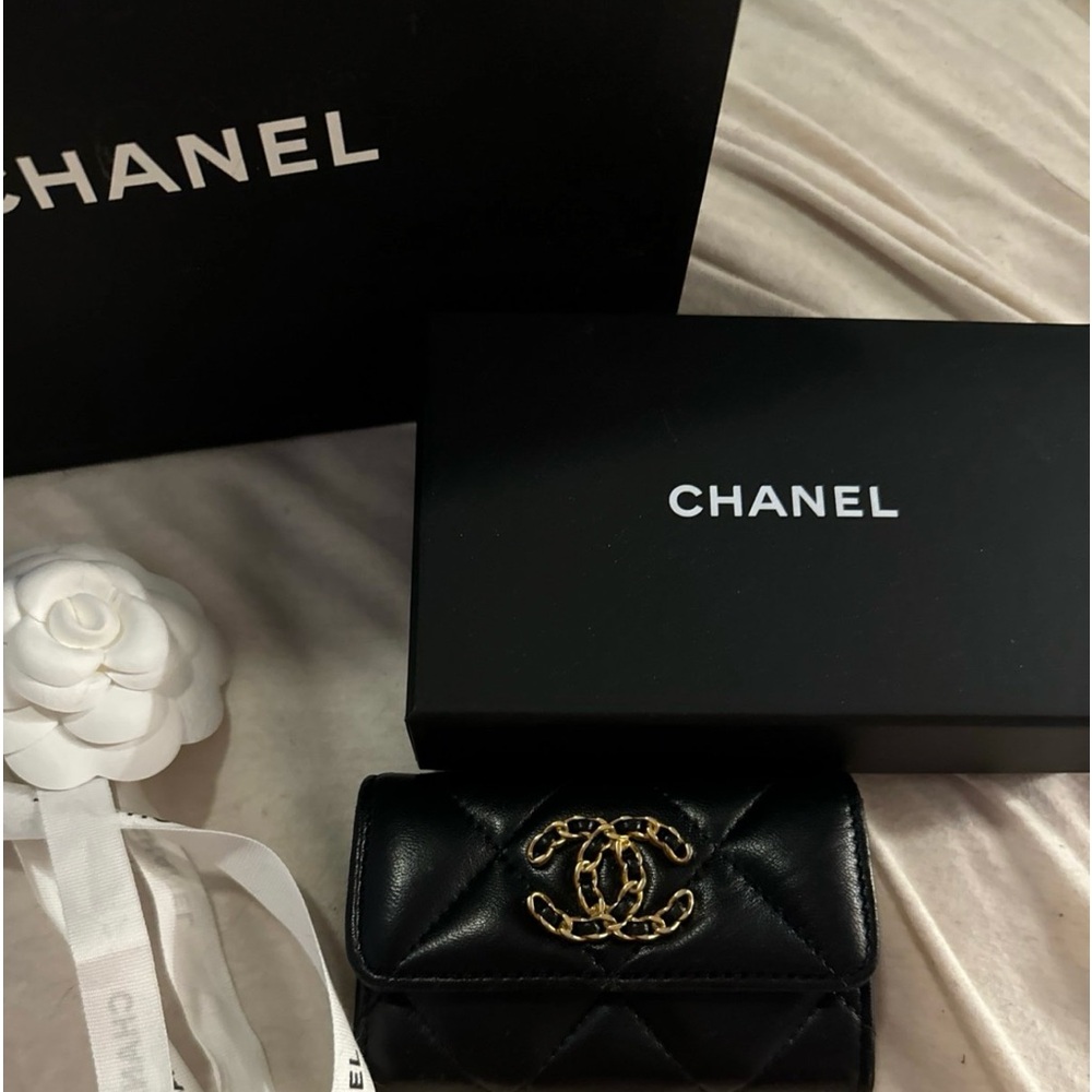 Chanel classic 19 card holder flap